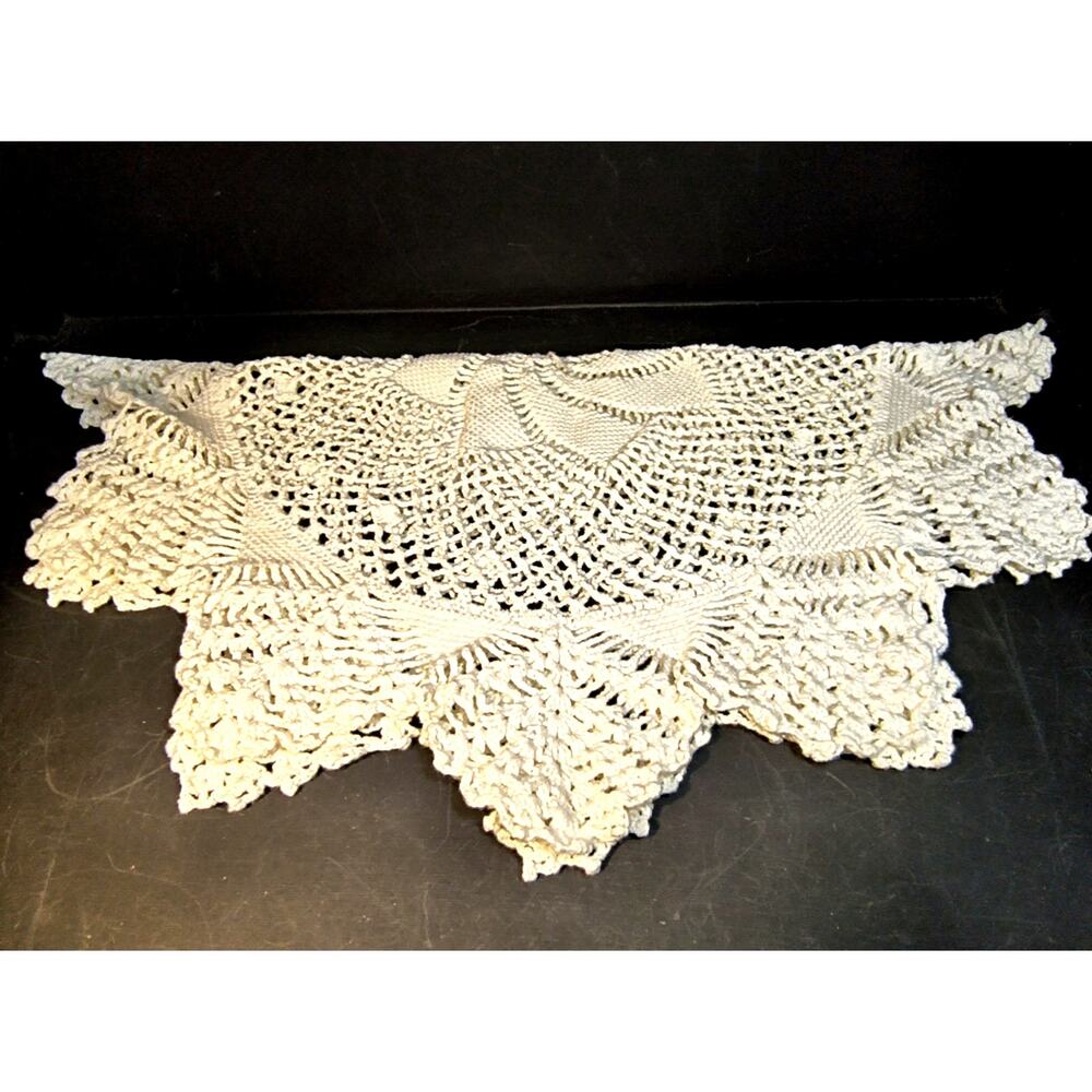 1617. Large Round Doily Swirl Center Diamond Point Edges